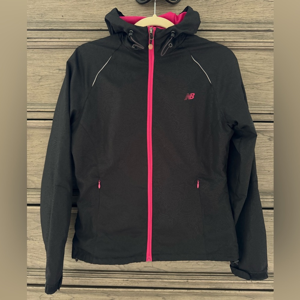 New Balance Black Windbreaker Jacket EUC Hooded Rain Coat Active Athletic Nylon